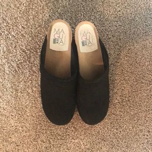 Adorable Maguba black suede clogs